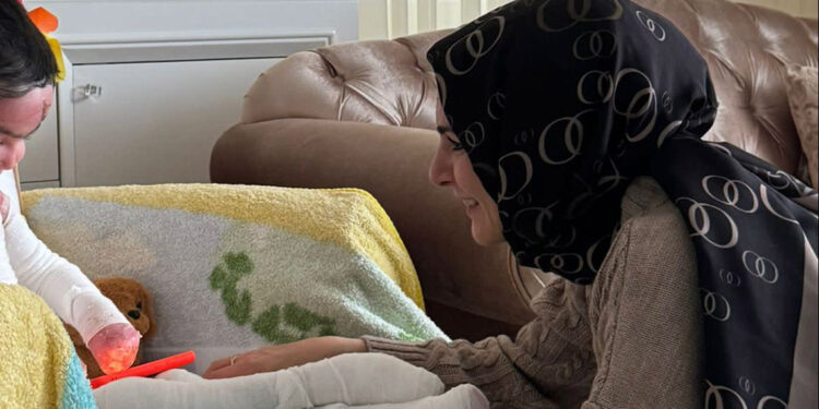 Bakan Göktaş'tan kelebek hastası Ayaz'a ziyaret