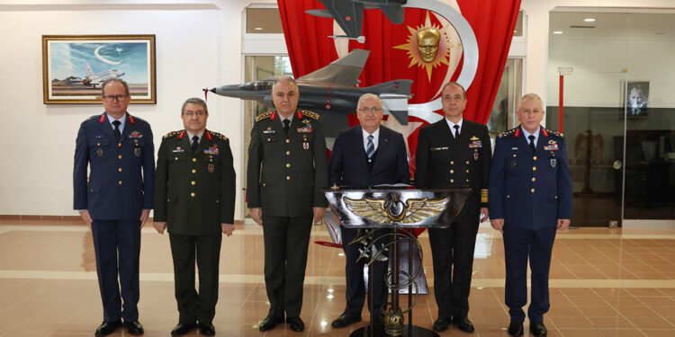 Bakan Güler, 3'üncü Ana Jet Üs Komutanlığı'nda