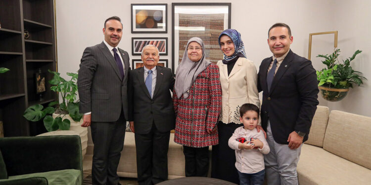 Bakan Kacır, Türk astronotun ailesiyle bir araya geldi