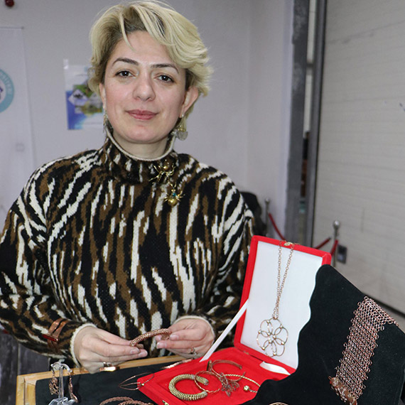 Bakır telleri takıya dönüştürüyor