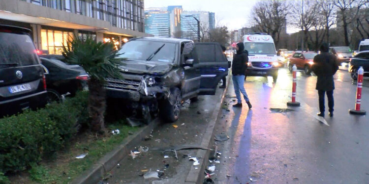 Bakırköy'de 5 aracın karıştığı zincirleme kaza