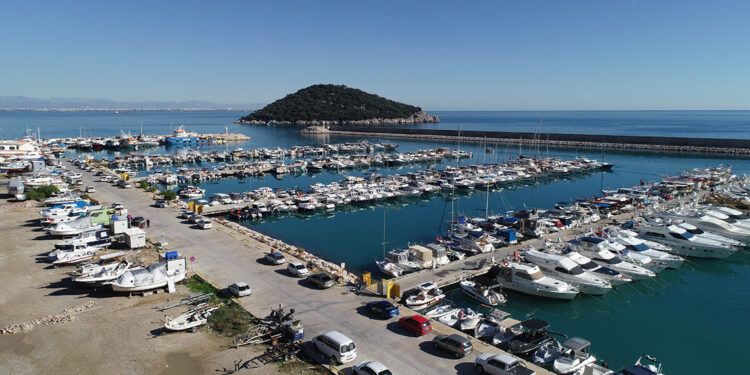 Balıkçı barınağında kışlamaya 'işgalci tekne' engeli