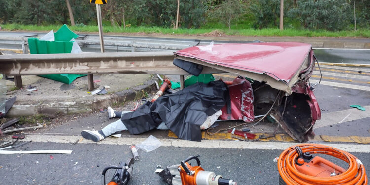 Bariyere çarpan otomobil parçalandı: 2 ölü, 2 yaralı