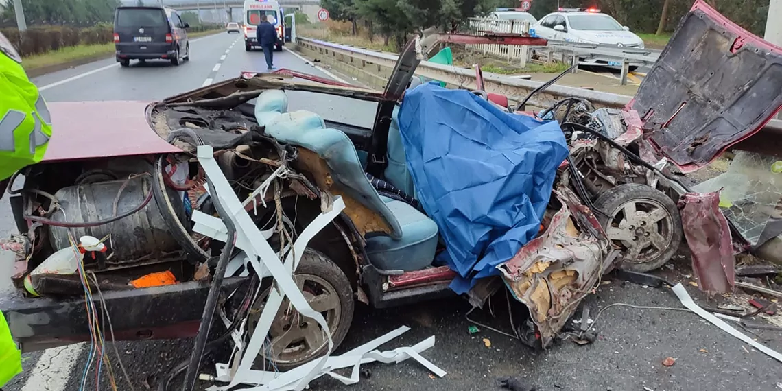 Bariyere carpan otomobil parcalandi 2 olu 2 yaraliu - öne çıkan - haberton