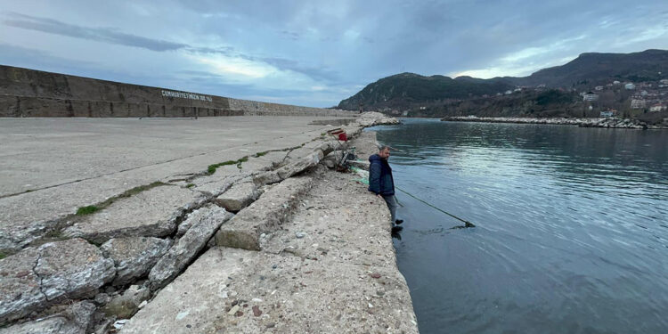 Bartın'da frtına sonrası liman kum ile doldu