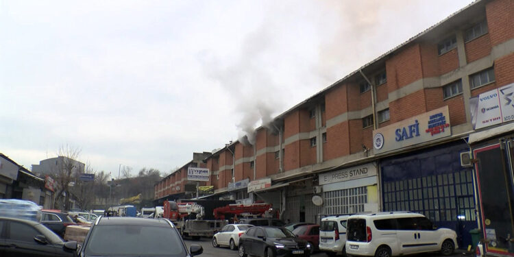 Başakşehir'de oto yedek parça dükkanında yangın 
