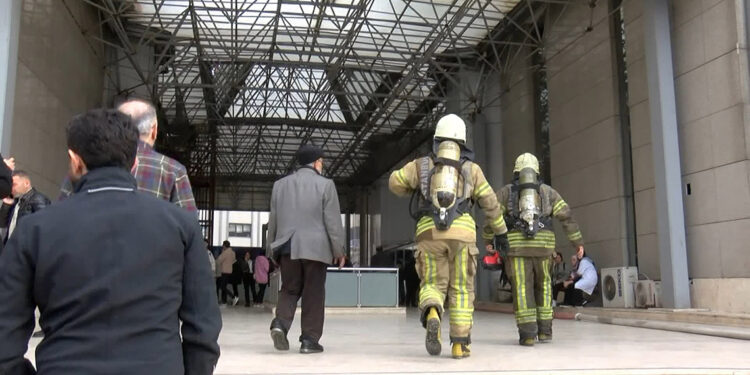 Bayrampaşa belediye binasında yangın