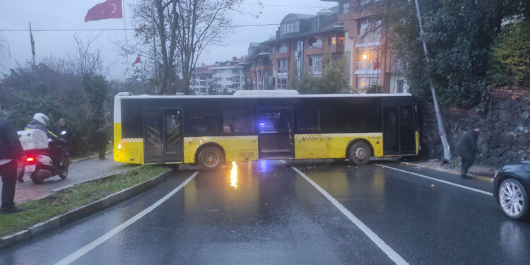 Beşiktaş'ta İETT otobüsü duvara çarptı; yaralılar var
