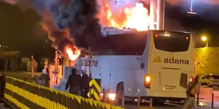 Beton bariyere çarpan yolcu otobüsü alev aldı: 6 yaralı
