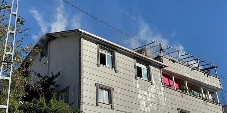 Beykoz'da 2 katlı binanın çatısı alev alev yandı 