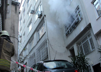 Beyoğlu'nda 4 katlı binada yangın; yaşlı kadın yaralandı