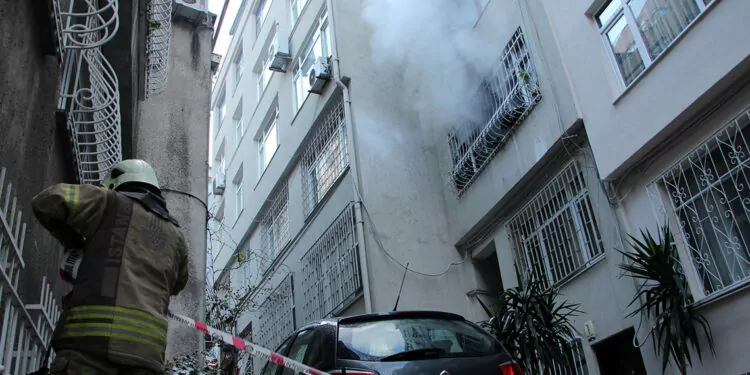 Beyoğlu'nda 4 katlı binada yangın; yaşlı kadın yaralandı