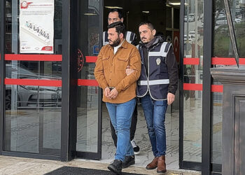 Bıçakla Türk bayrağını kesen şüpheli tutuklandı