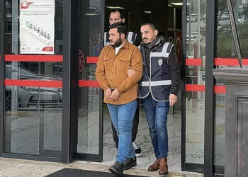 Bıçakla türk bayrağını kesen şüpheli tutuklandı