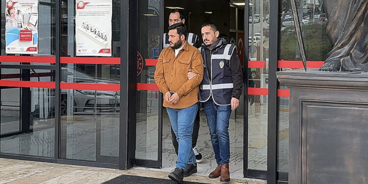 Bıçakla Türk bayrağını kesen şüpheli tutuklandı