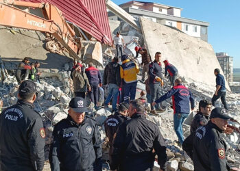 Bina iş makinesinin üzerine devrildi; operatör enkaz altında