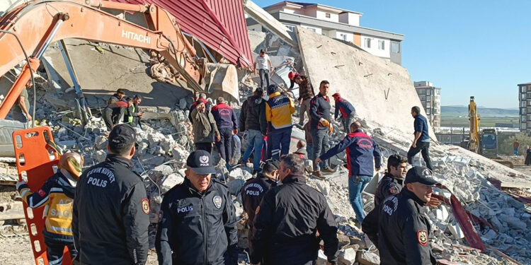 Bina iş makinesinin üzerine devrildi; operatör enkaz altında