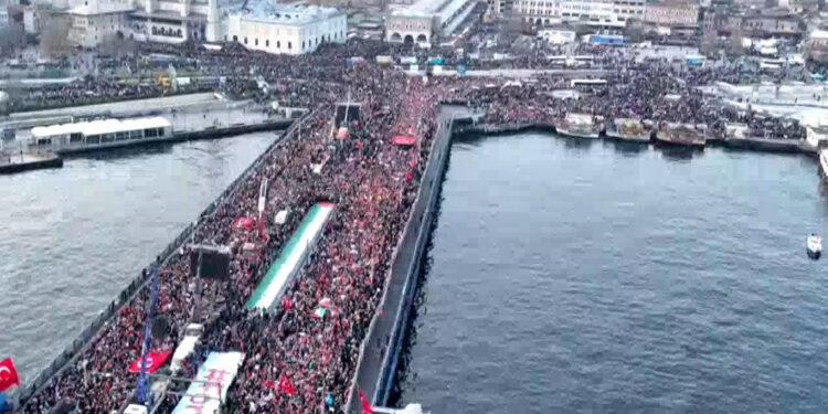 Binlerce kişiden 'Şehitlerimize Rahmet, Filistin'e Destek' yürüyüşü