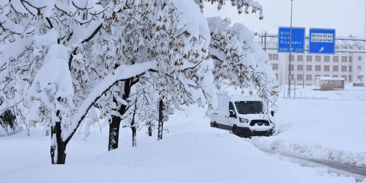 Bitlis'te 266 köy yolu kardan kapandı