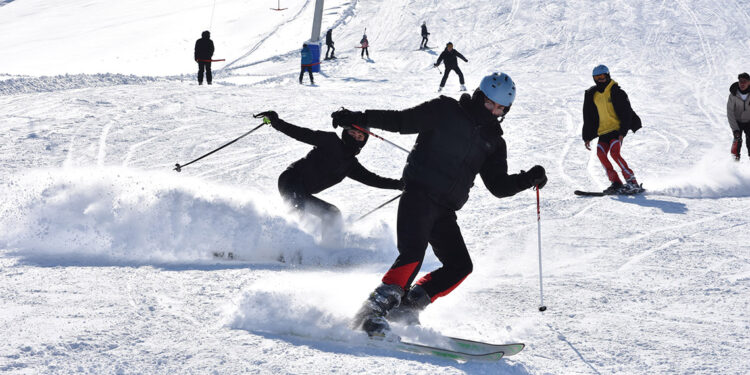 Bitlis'te kayak merkezinde 'sömestir' yoğunluğu