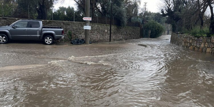 Bodrum'da sağanak yağış etkili oldu