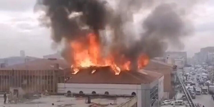 Boya atölyesinde çıkan yangın, yandaki iş yerine de sıçradı