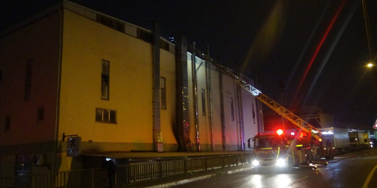 Boya fabrikasında çıkan yangın, söndürüldü