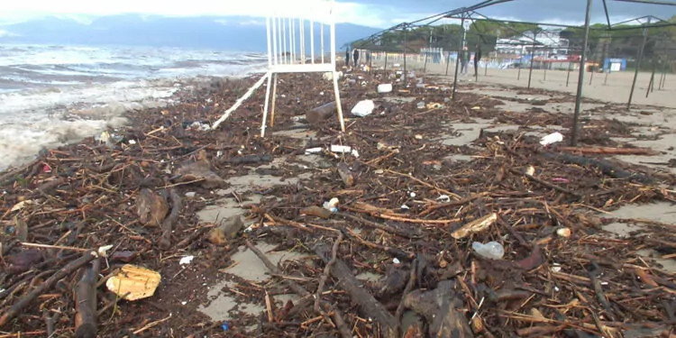 Burhaniye'de sel suları plajı çöplüğe çevirdi