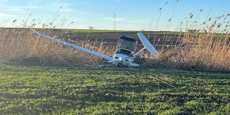 Bursa'da eğitim uçağı tarlaya zorunlu iniş yaptı