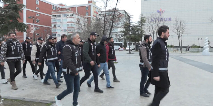 Büyükçekmece Belediyesi'ne yapılan operasyonda 8 tutuklama