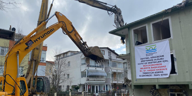 Büyükçekmece'de deprem riskli 8 blokluk sitenin yıkımı başladı