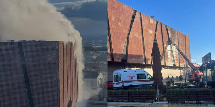 Çanakkale'de AVM'de yangın