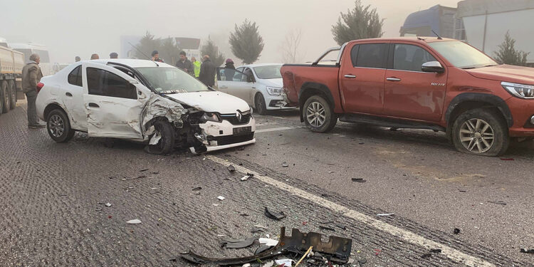 Çanakkale'de zincirleme kaza; 4 yaralı