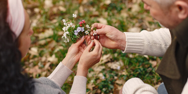 Cennette toplandı adına çiçekler