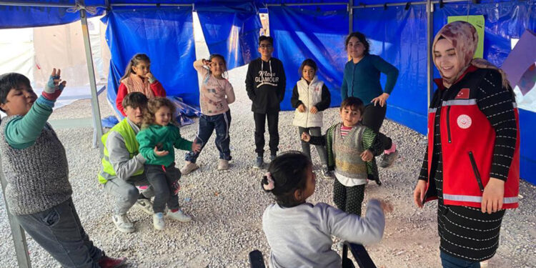 Depremzede 1874 çocuk ailesine teslim edildi