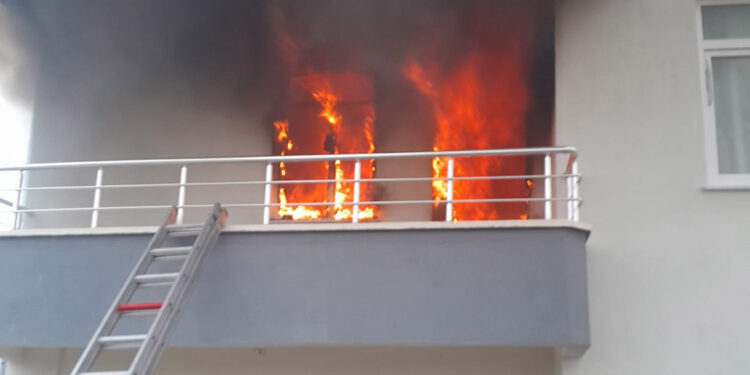 Devrilen sobadan yangın çıktı; evdeki genç kız yaralandı