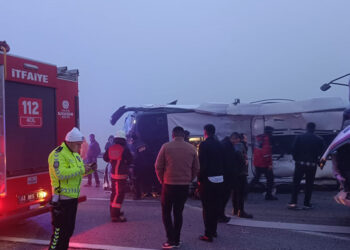 Devrilen yolcu otobüsüne kamyon çarptı: 4 ölü, 36 yaralı
