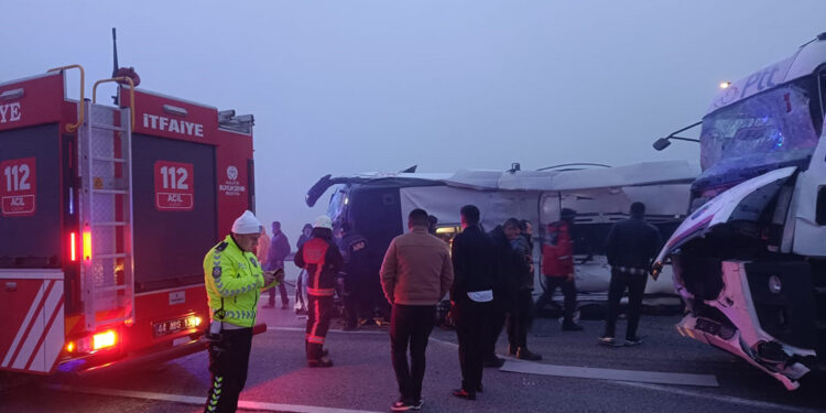 Devrilen yolcu otobüsüne kamyon çarptı: 4 ölü, 36 yaralı