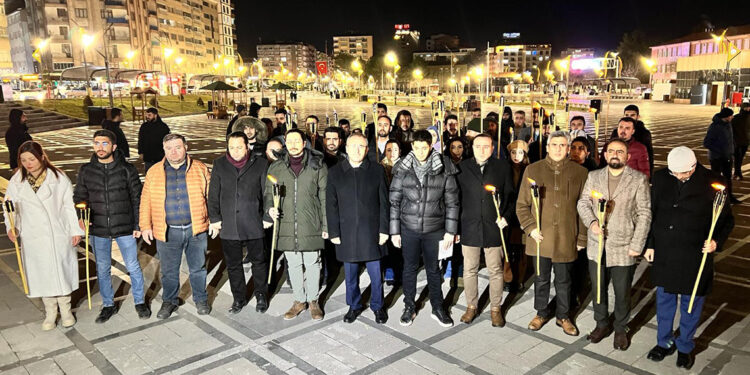 Elazığ'daki depremde ölenler, meşaleli yürüyüşle anıldı