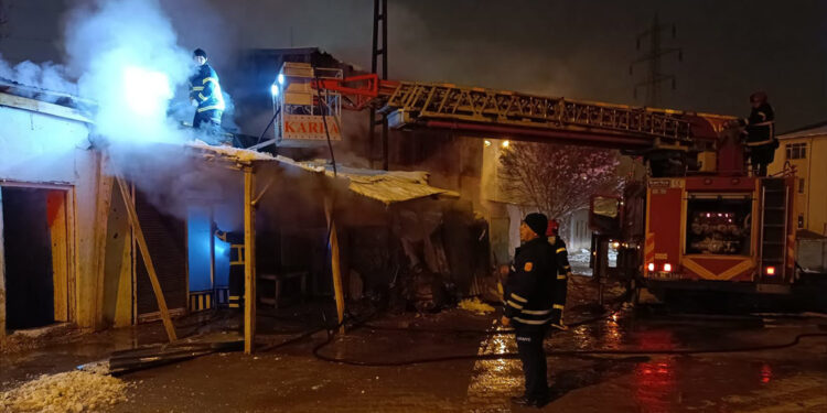 Elektrikli battaniyeden çıkan yangında ev ve dükkan kül oldu