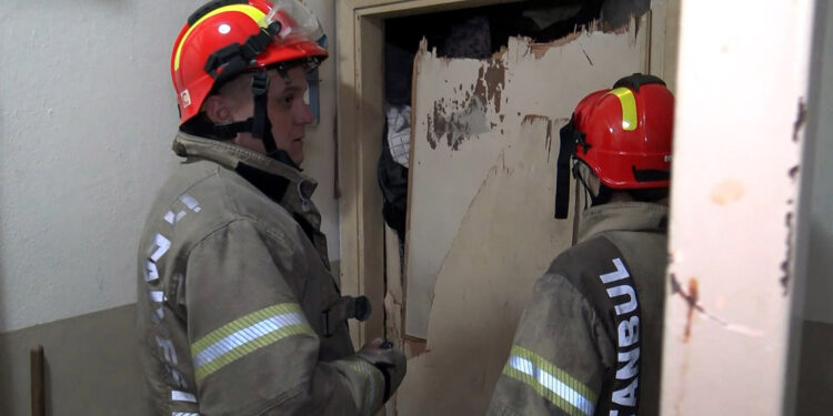 Emekli öğretmenin cansız bedeni çöp evinde bulundu