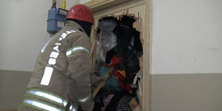 Emekli öğretmenin dairesinden çöp ev çıktı