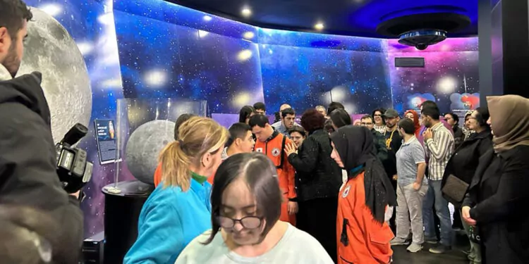 Engelli öğrenciler el battani uzay evi'ni ziyaret etti