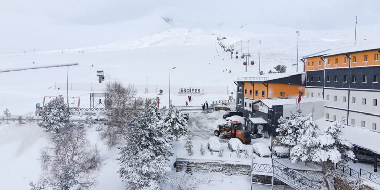 Erciyes'te kar kalınlığı 110 santimetreye ulaştı