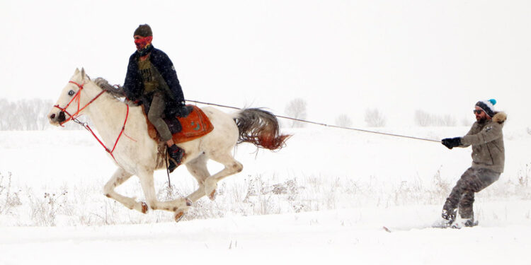Erzurum Ovası'nda atlı kayak