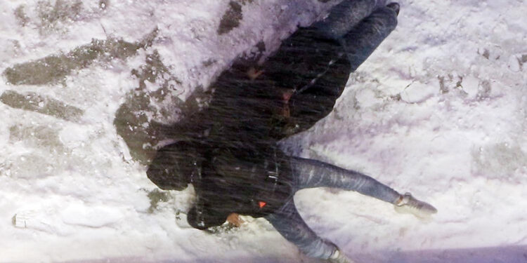 Erzurum'da cadde ve sokaklar buz pistine döndü