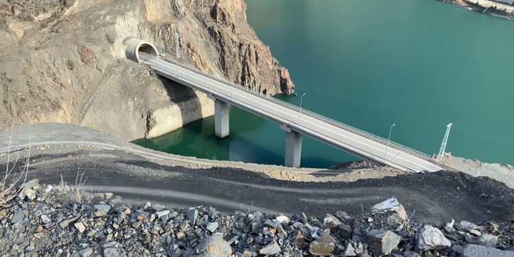 Esenyaka köyünde ‘heyelan korkulu geçici yol’ çilesi