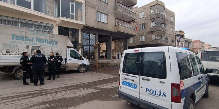 Eşini ve 2 kayınbiraderini öldürüp, kızı ile baldızını yaralayarak intihar etti