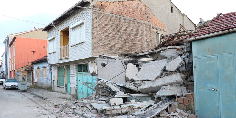Eskişehir'de iki katlı boş bina çöktü