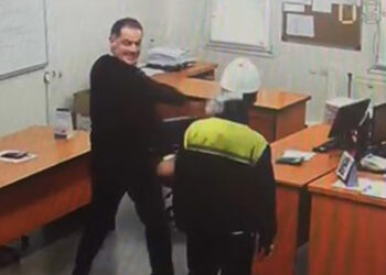 Fabrika sahibinin işçinin yüzüne kağıt fırlatmasına inceleme